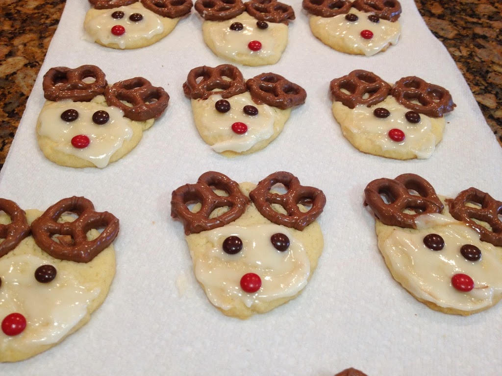 Looking for an easy Christmas cookie recipe that your whole family will devour? Try these simple yet adorable reindeer cookies!