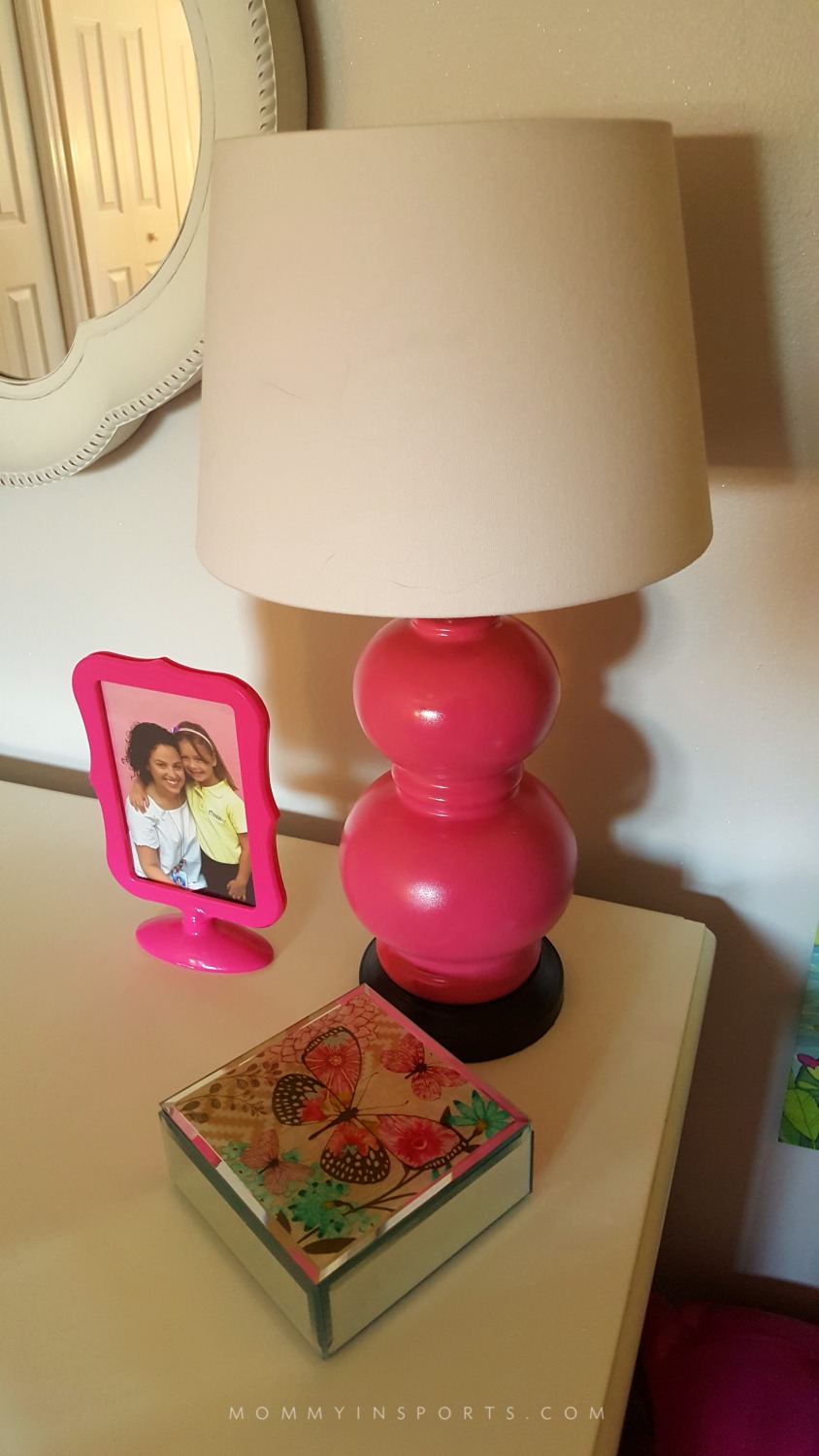 Is your daughter looking for a big girl room? Try this girl boss makeover with FREE quote printables! Perfect to inspire your budding tween!